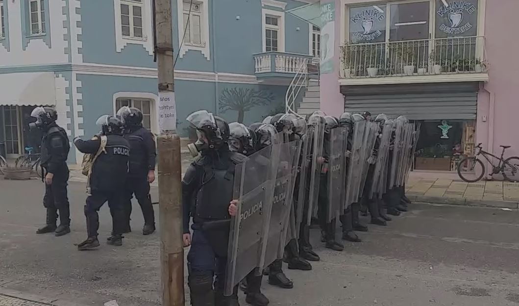 Dhuna në protestën e Shkodrës, reagon policia: Eshtë plagosur një efektiv