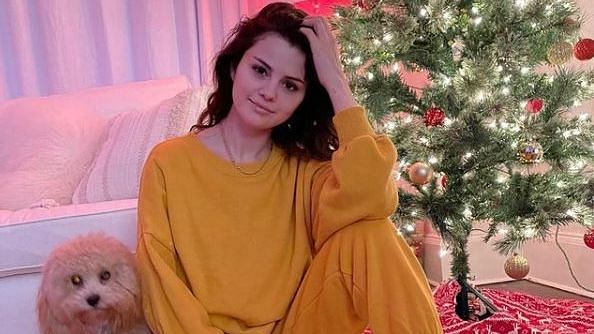 Selena Gomez rikthen sërish në modë, këto çizme!