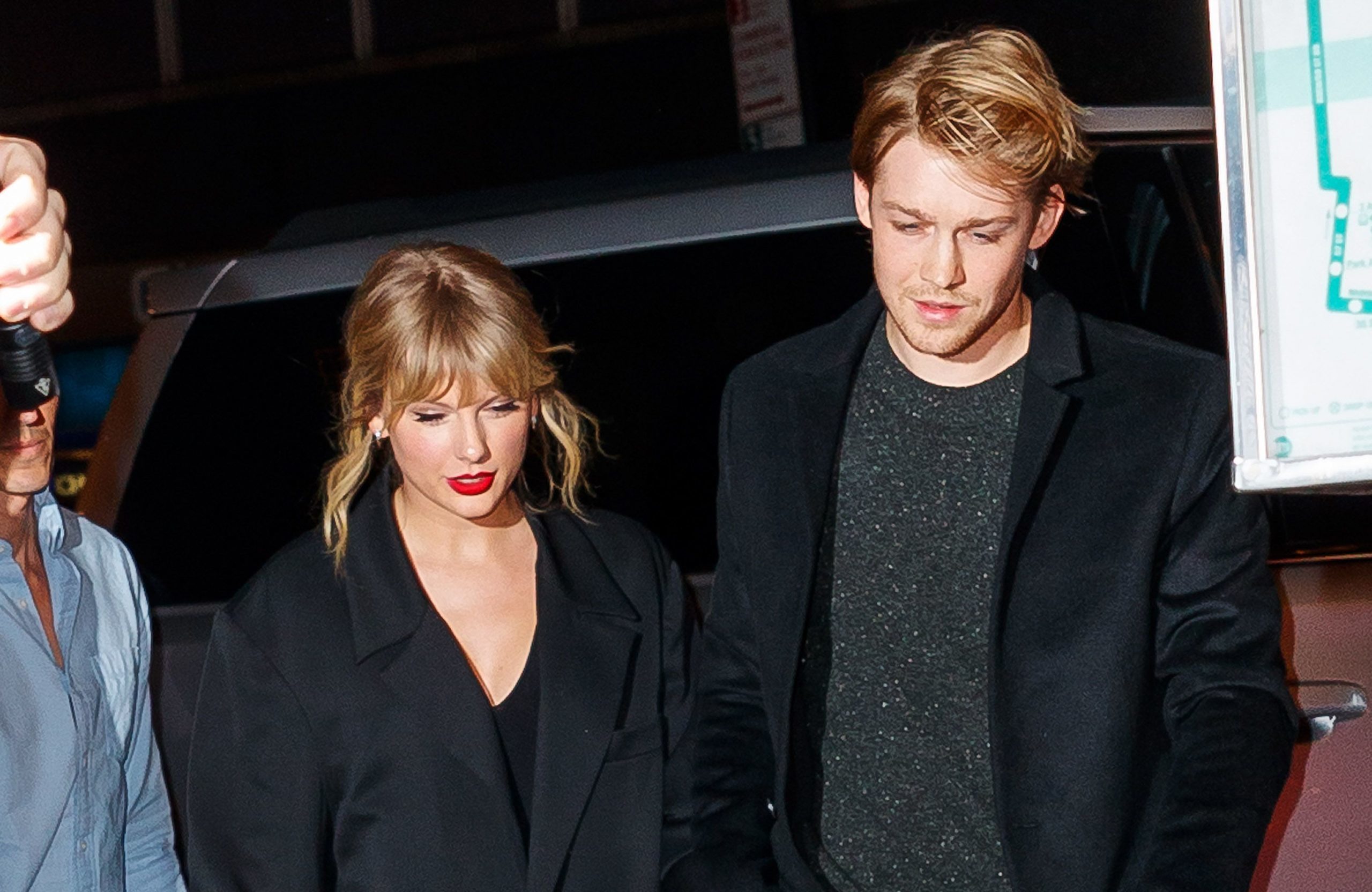 U përfol se është fejuar me Joe Alwyn, reagon për herë të parë Taylor Swift