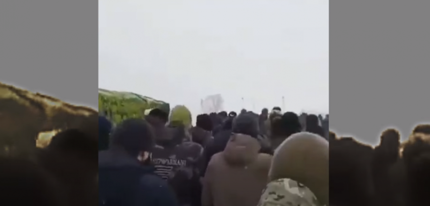 I preu kokën mësuesit francez, 18-vjeçari varroset si hero në Çeçeni