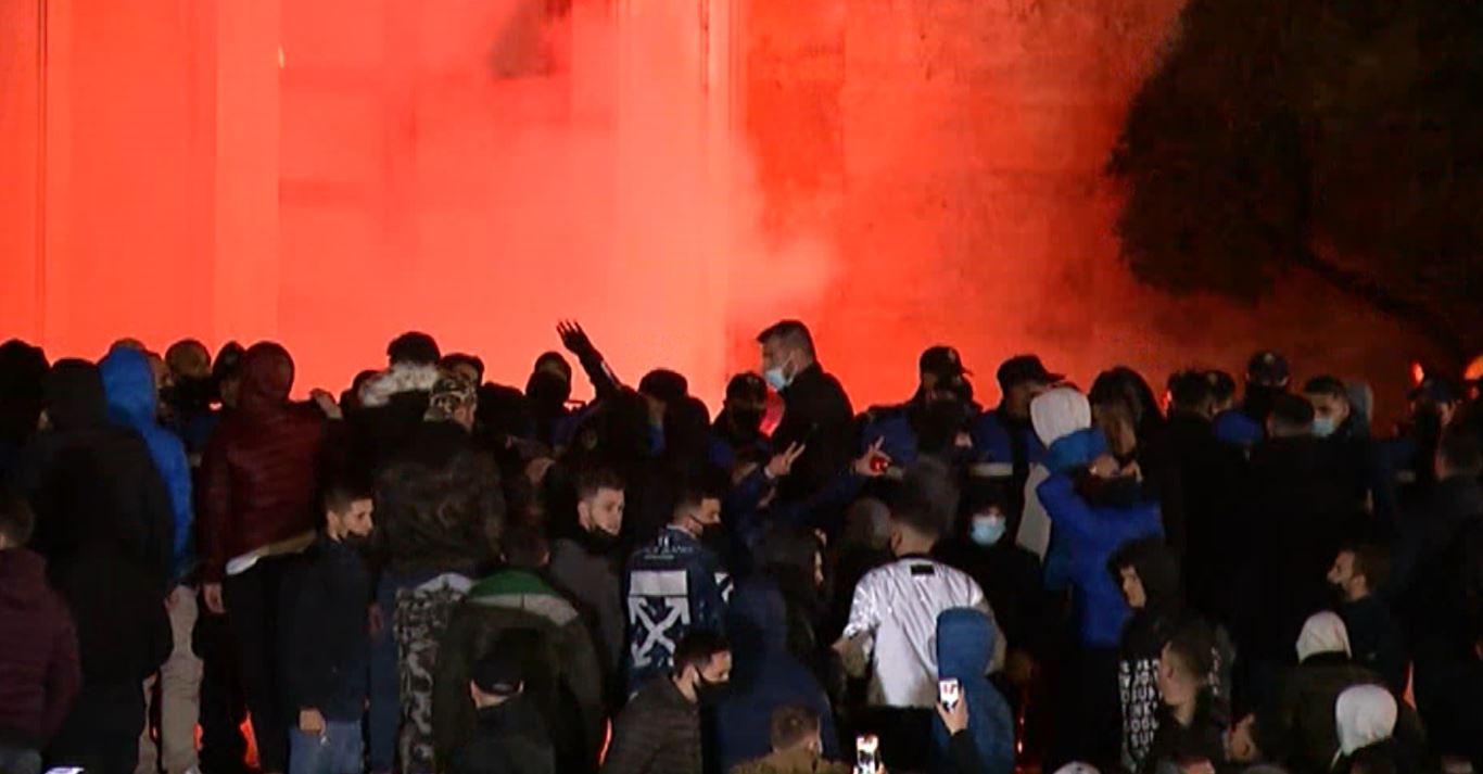 Ç’po ndodh në tubim! Protesutesit ulen, forcat speciale rrethojnë Kryeministrinë