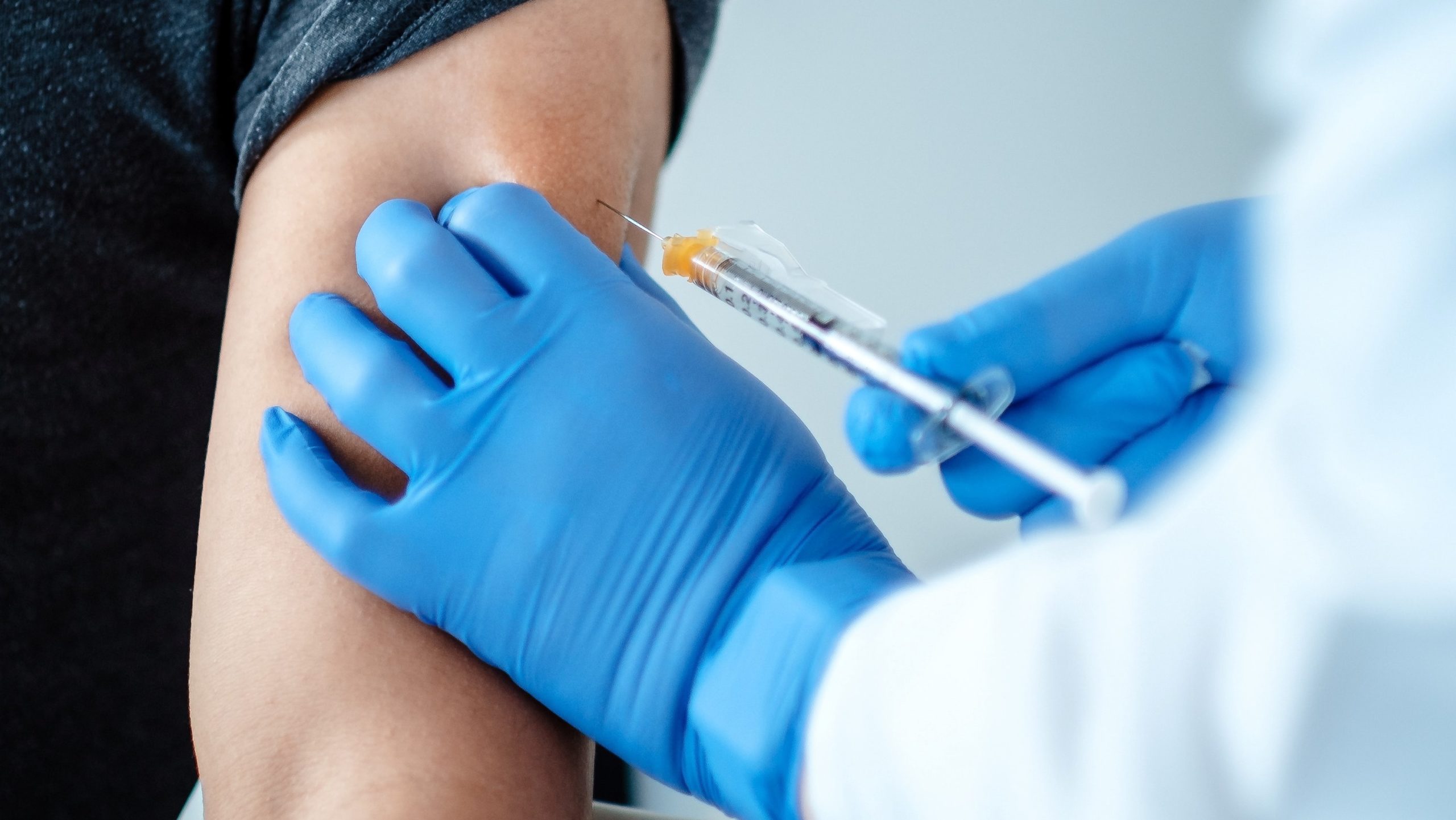 500 mijë të vaksinuar deri më tani, por Britania shpreson në miratimin  e vaksinës së Oksfordit