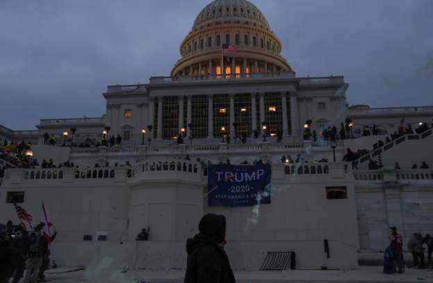 Shtetrrethimi zbraz Kongresin, largohen protestuesit, ndihmësi i Presidentit: Faji i Trump