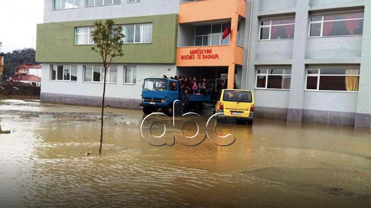 Përroi rrezik, çatia fut ujë, përmbytet oborri, fëmijët në Elbasan nxirren me makinë nga shkolla