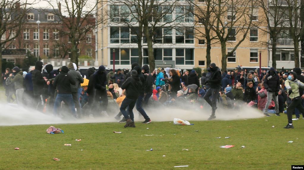 Kryeministri holandez i cilëson protestat si dhunë kriminale