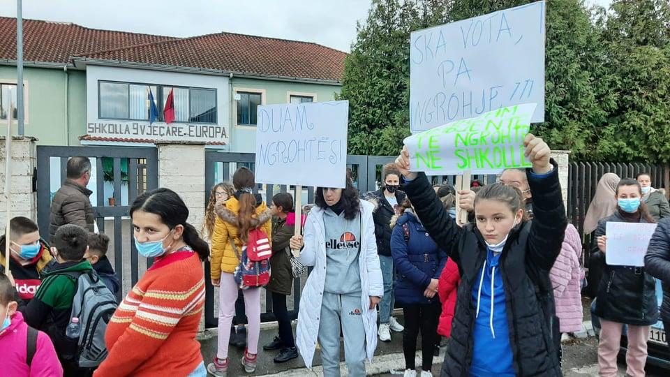 Nxënësit në Bradashesh protestë para shkollës: S’ka vota pa ngrohje