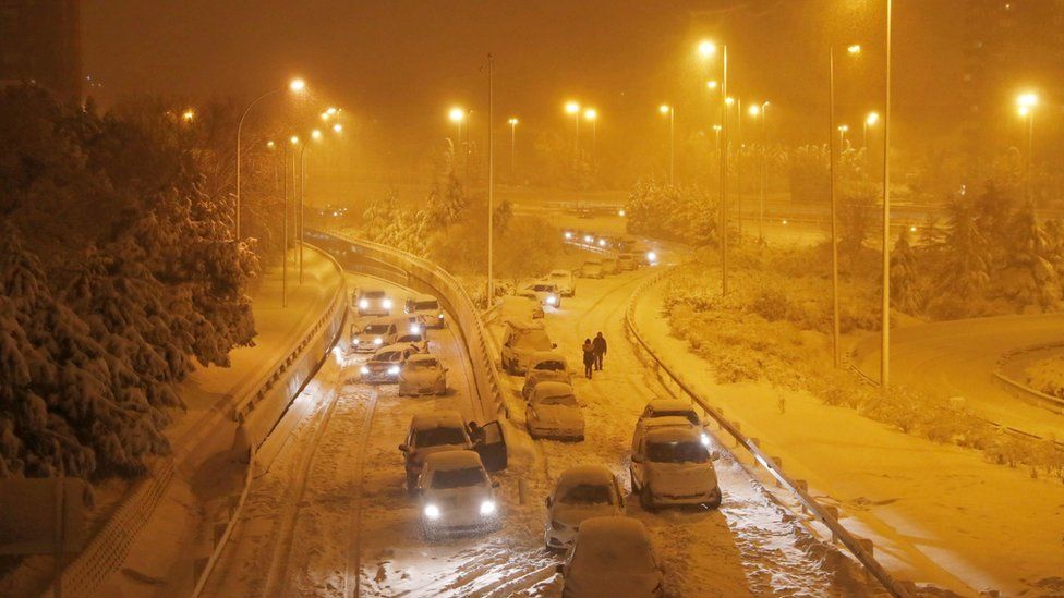 Moti i keq godet Spanjën, reshje të pazakonta bore mbulojnë Madridin