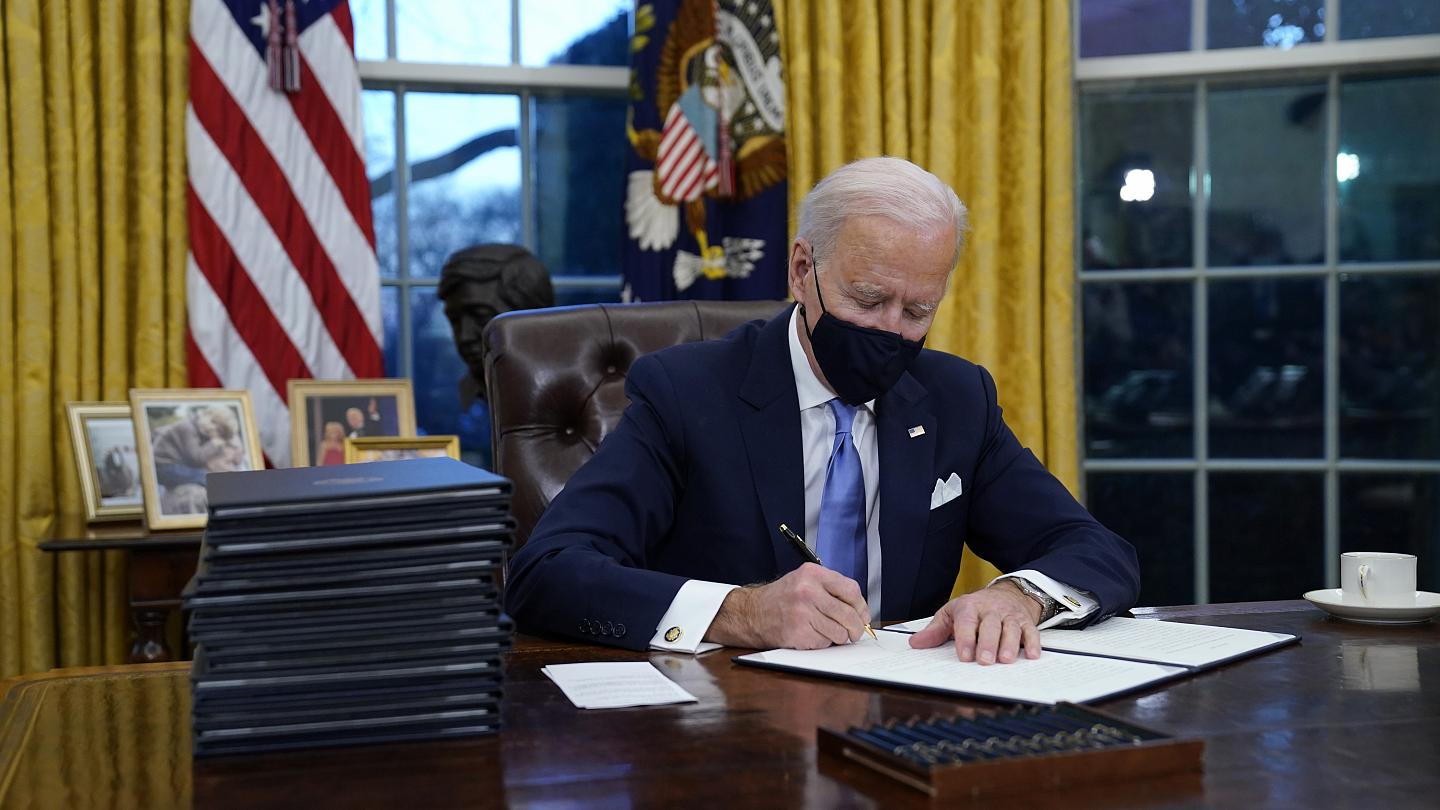 Biden firmos 2 urdhra ekzekutivë për të ndihmuar ekonomikisht amerikanët e prekur nga pandemia