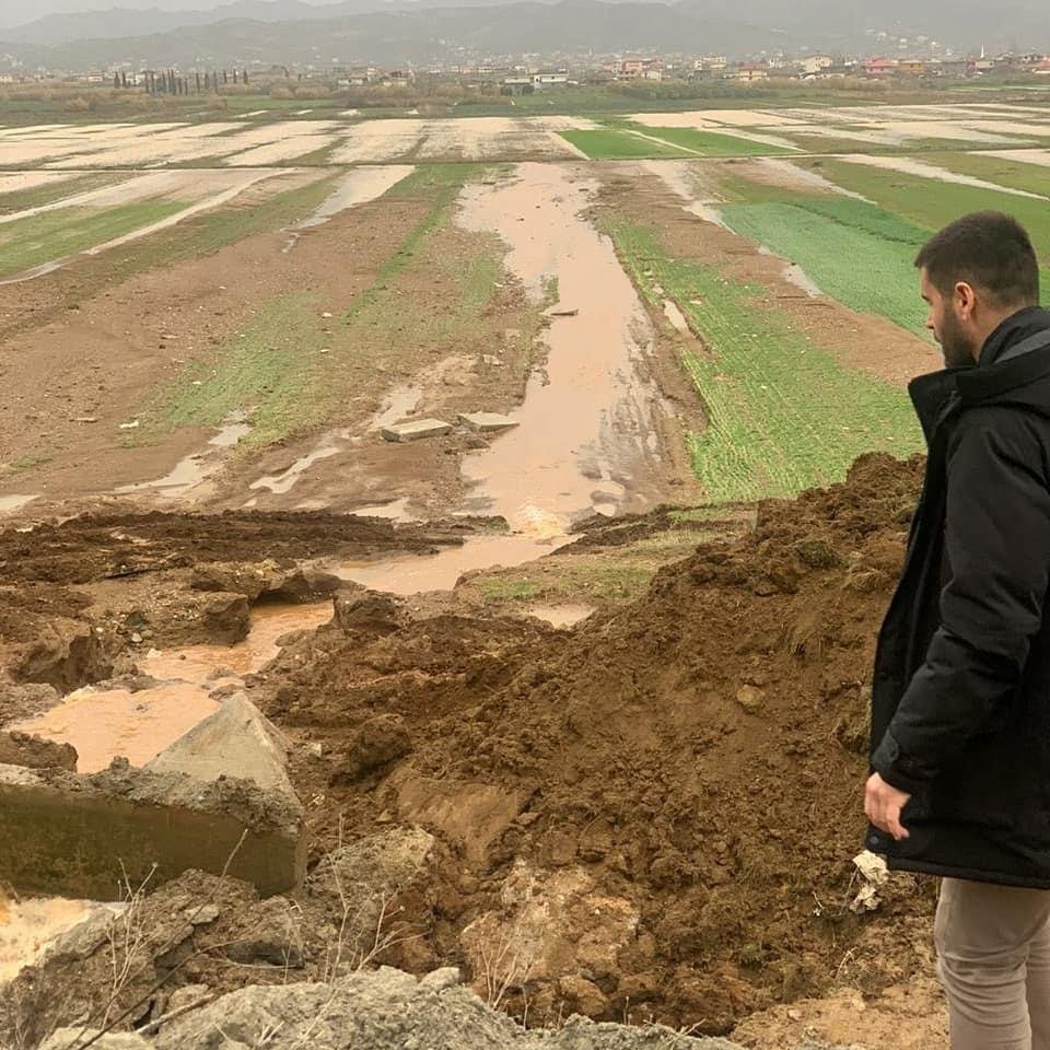 Shkumbini del nga shtrati dhe pushton tokat në Rrogozhinë, kryebashkiaku: Po ndjekim situatën