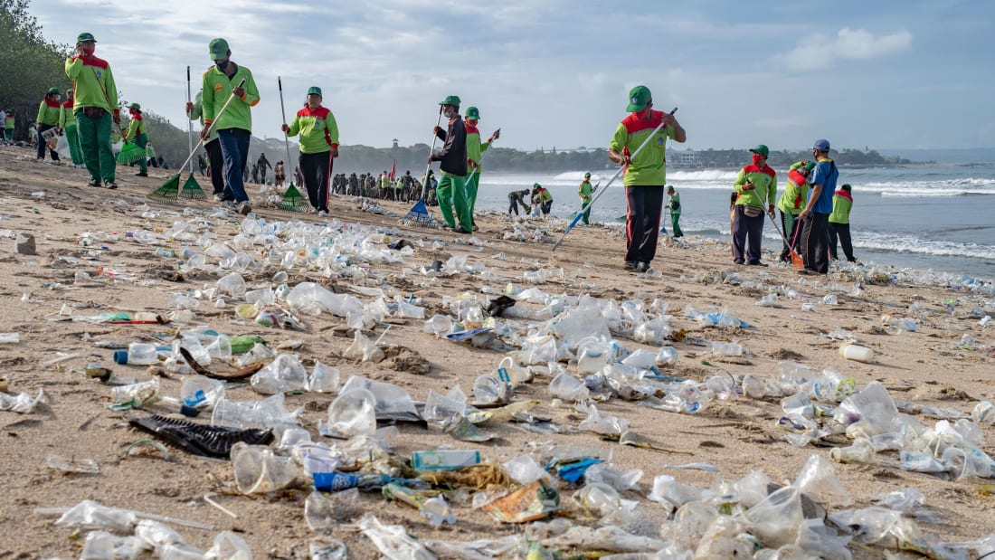 Banorët pastrojnë 30 tonë mbetje plastike në ishullin indonezian