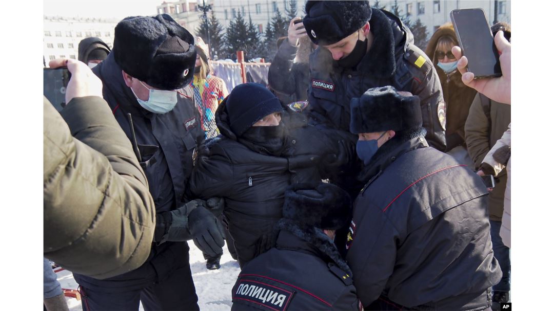 Protesta në mbështetje të liderit opozitar rus Navalny në Serbi, policia shpërndan qytetarët