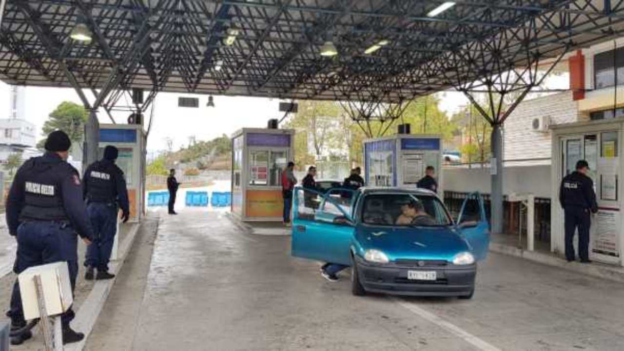 I kishte fshehur në valixhe dhe po ikte në Greqi, fierakut i bllokohen 50 mijë € brenda “Toyota”-s