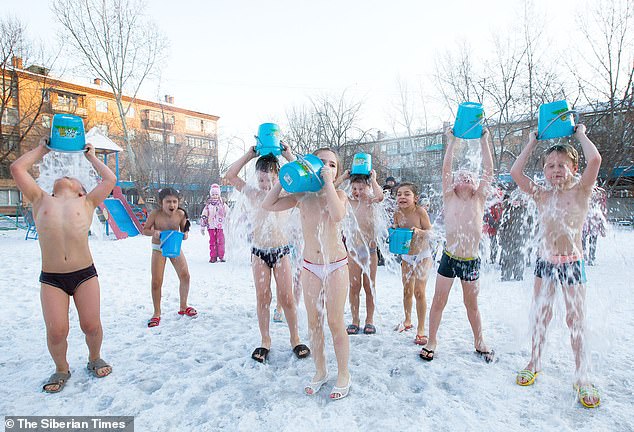 VIDEO/ Nxënësit në Siberi lahen të zhveshur në ujëra të ngrirë, vetëm për ta shkruar në CV