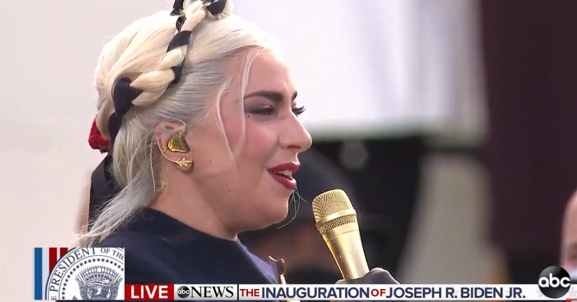 Lady Gaga këndon himnin kombëtar në inaugurimin e Biden-it