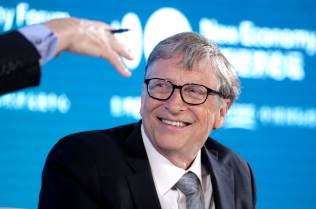 Bill Gates merr dozën e parë të vaksinës kundër COVID-19