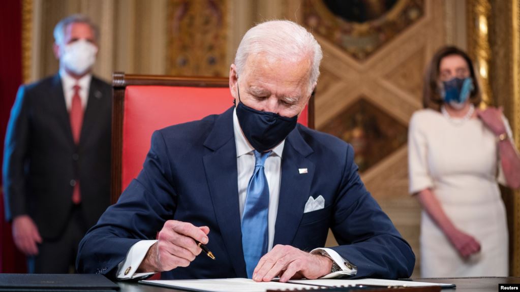 Presidenti amerikan Joe Biden nënshkruan tre dokumentet e para