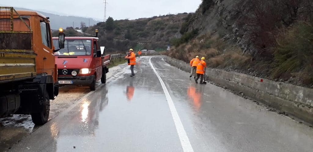 Shi dhe stuhi, ARRSH apel shoferëve: Bëni kujdes në këto akse rrugore