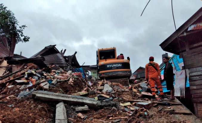 Rritet bilanci, shkon në 67 numri i viktimave nga tërmeti në Indonezi