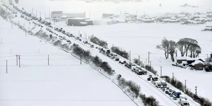 Rreshje dëbore rekord në Japoni: 1200 automjete të bllokuara në autostradë