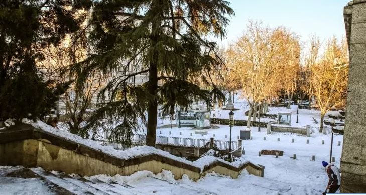 Reshjet e borës në Spanjë: Mjekët ecin në këmbë me kilometra për të ndërruar turnet