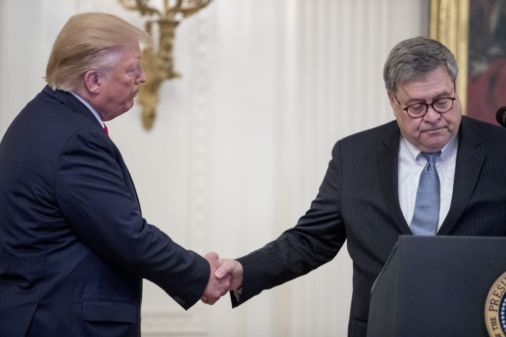 Ish-aleati i Donald Trump: Tradhti, veprimet e Presidentit janë të pafalshme