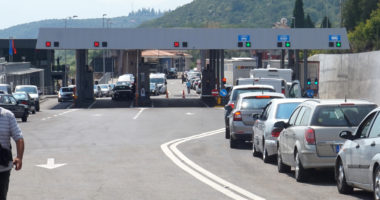 Protesta në Malin e Zi/ Autoritetet: Ndalohet qarkullimi i mjeteve të tonazhit të rëndë në Pikën Kufitare të Hanit të Hotit