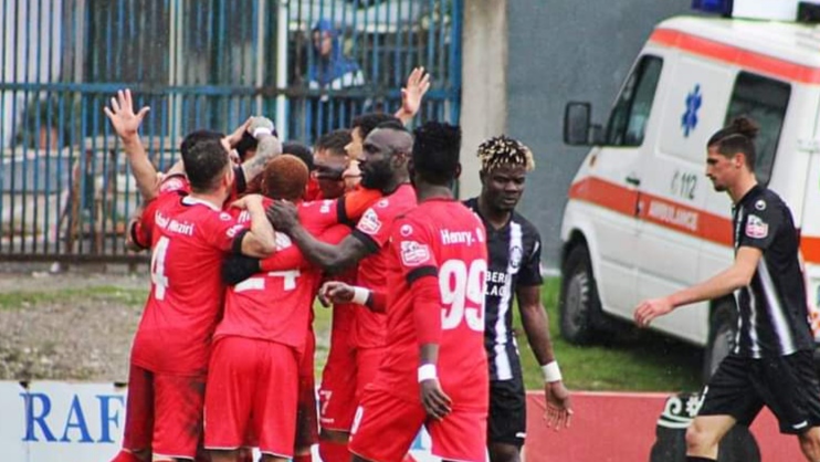 Shkëlqeu në Angola, Boyom në formacionin më të mirë të dekadës