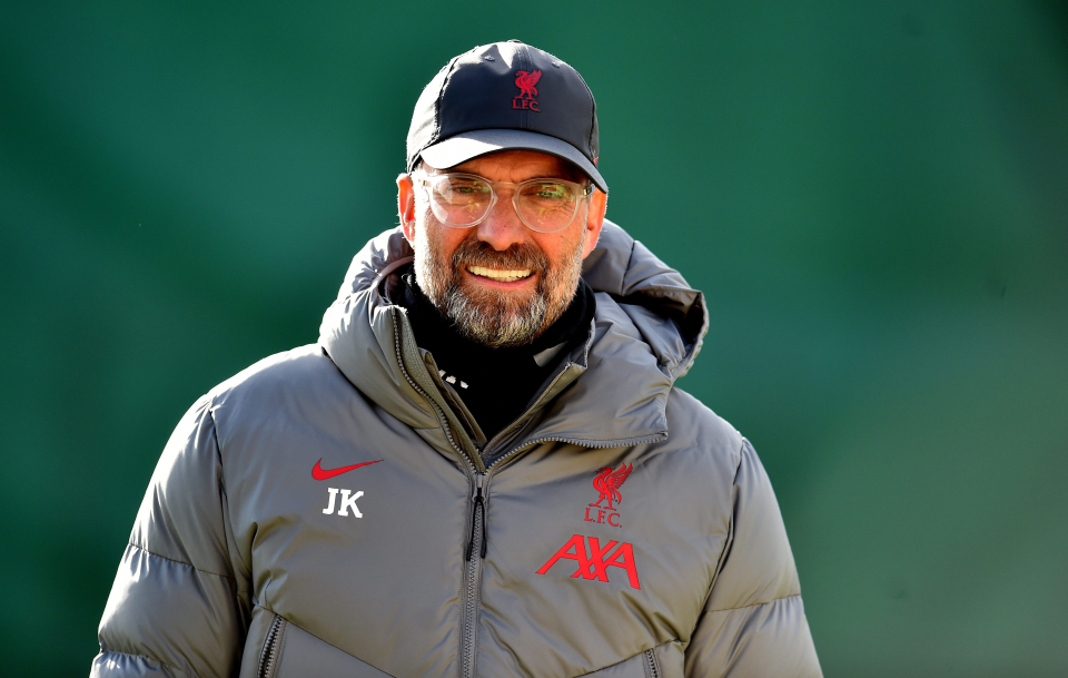 Drejtuesit e Liverpool i besojnë Klopp, klubi dëshiron të nënshkruajë me një mesfushor qendror në dimër dhe të bëjë transferime të mira në verë