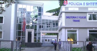 Po lante xhamat në shtëpi, gruaja në Tiranë bie nga ballkoni dhe vdes