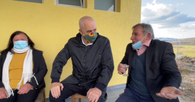 “Qesh mirë, kush qesh i fundit”, Rama batuta me banorin: Kanë dalë përgjimet, më ke thënë mafioz