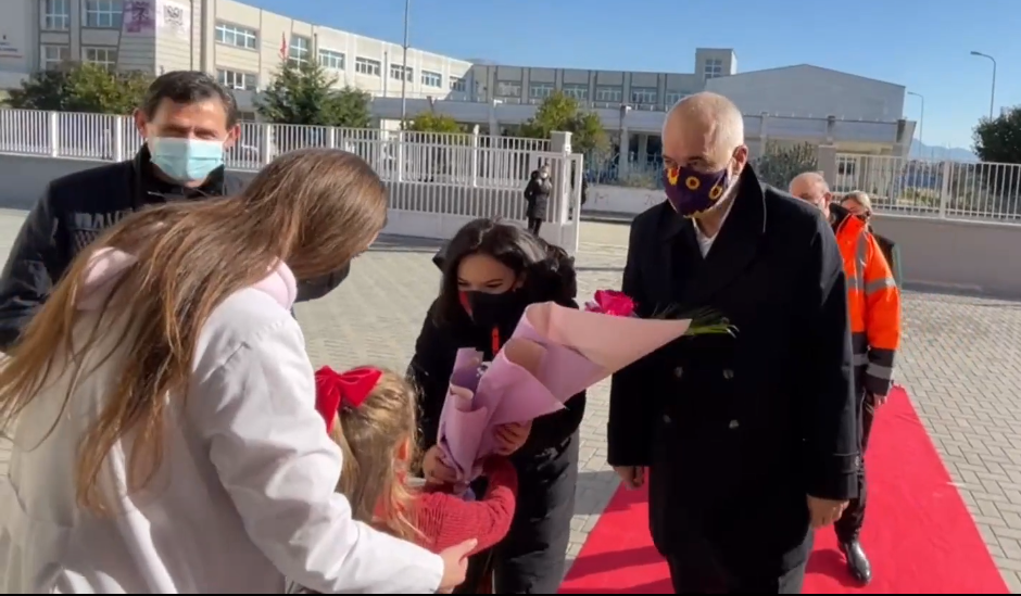 “Rakip je i lodh’ Rakip”, Rama në Paskuqan pritet me lule, por ja dhuron Spiropalit: Jepjani tetës