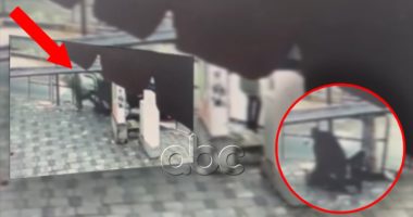 Pamje të rënda nga aksidenti në Tiranë, makina merr para këmbësorin në trotuar