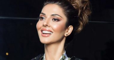 FOTO/ “Përqafoni veten”, Agnesa Vuthaj pozon për herë të parë topless