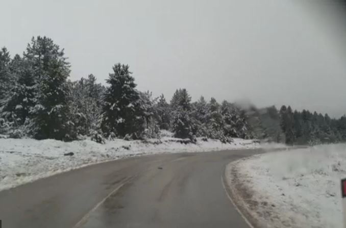 Reshje bore e shiu në gjithë qarkun e Korçës, rekomandohet kujdes për shoferët