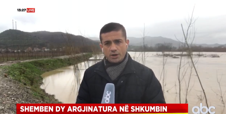 Shemben dy argjinatura në Shkumbin, disa ura dhe aksi Elbasan-Peqin të rrezikuara