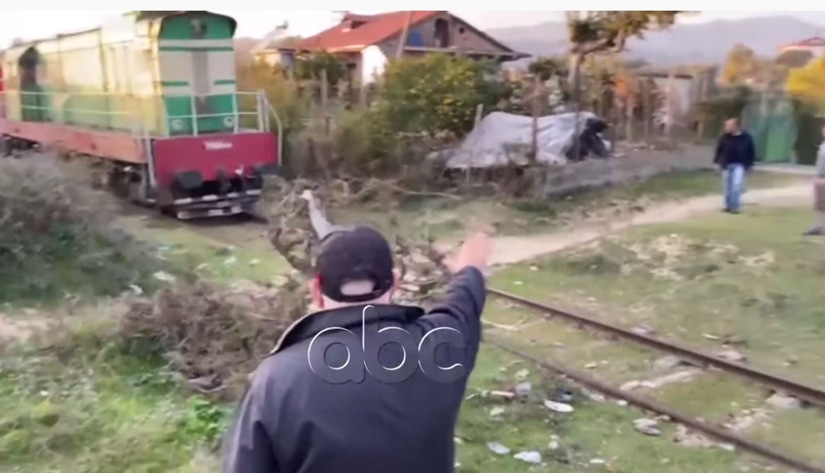 “Ej, po vjen treni”, banorët e Elbasanit janë “sinjalistika” e hekurudhës
