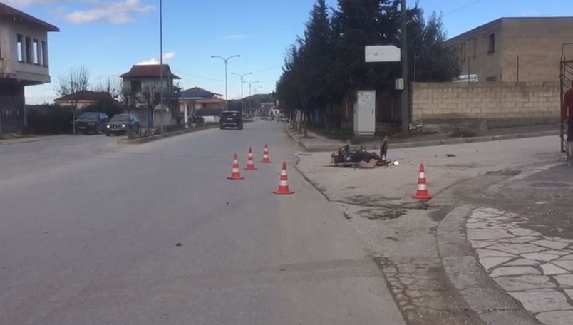 Makina përplas motorin në Berat, një i plagosur