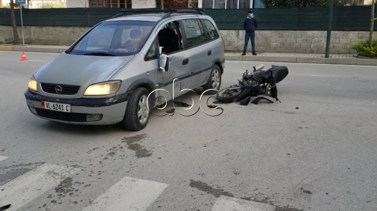 Motori përplaset me automjetin në Vlorë, dy të lënduar