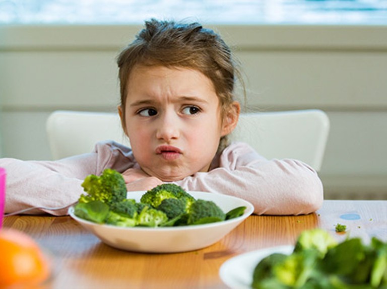I detyroni fëmijët të hanë? Këto janë pasojat që shkakton kjo sjellje