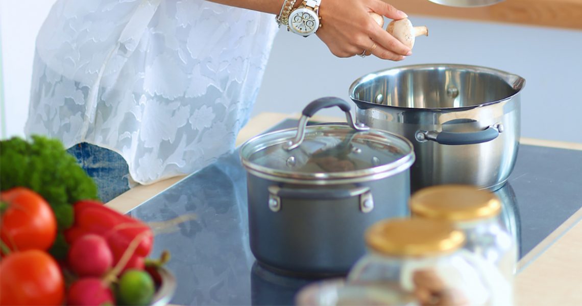 Si të hiqni lehtësisht papastërtitë nga enët e kuzhinës