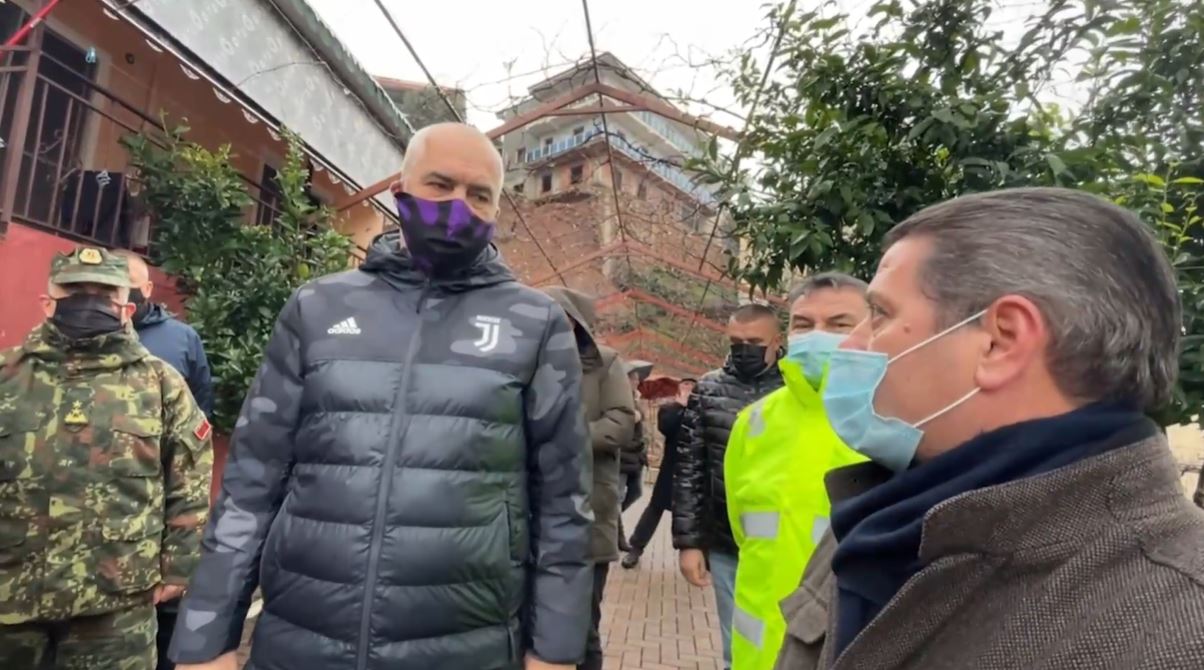 “Dëmet janë të vogla”, Rama në Lezhë: Me këtë intensitet reshjesh as Parisi s’ka çfarë bën