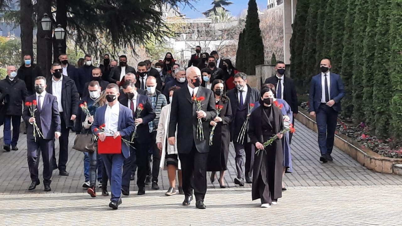 FOTO/ Rama homazhe për protestuesit e vrarë më 21 Janar me trëndafila, ndryshojnë vetëm ministrat