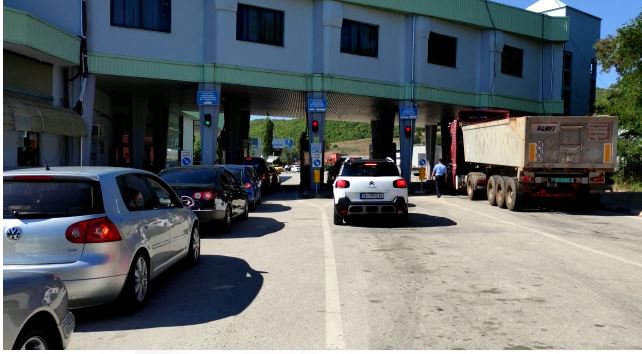 Lëvizjet në pikat kufitare Kapshticë, Qafë-Thanë dhe Muriqan: Sa shqiptarë hynë e dolën në 24 orë