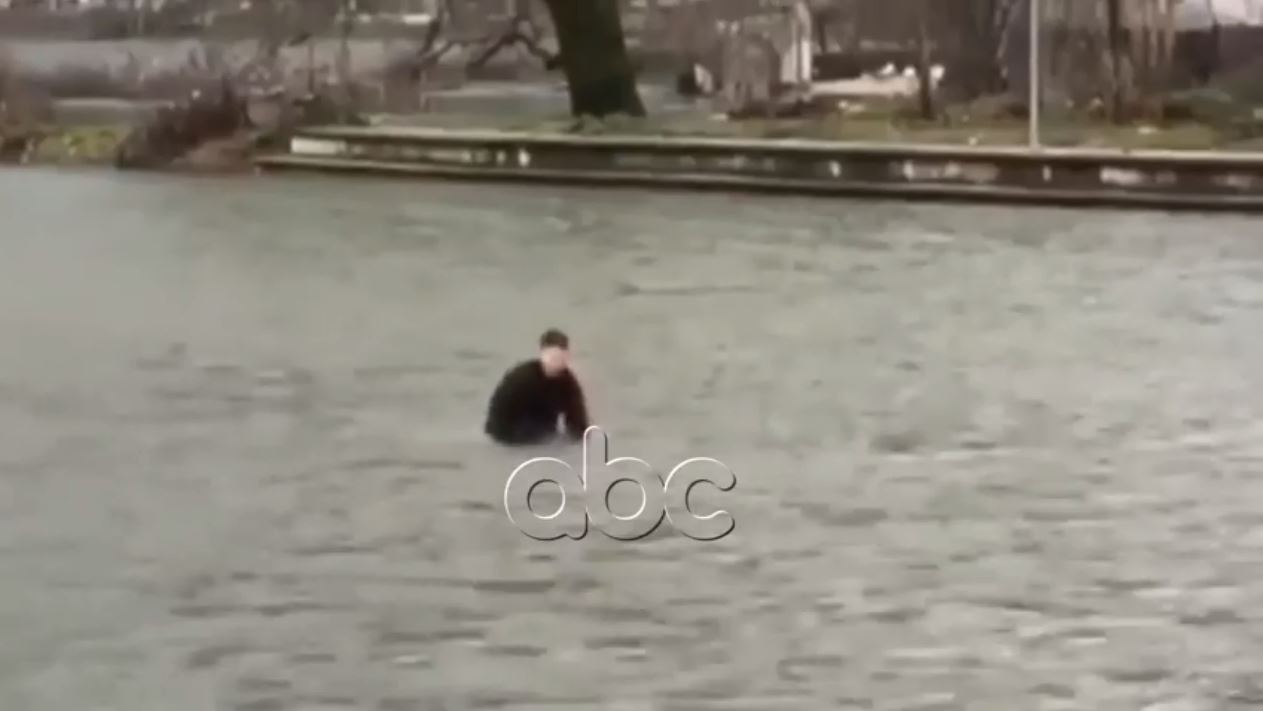 VIDEO/ Luftëtarit i zhytet edhe fusha në ujë, i riu duke notuar bëhet “hit”