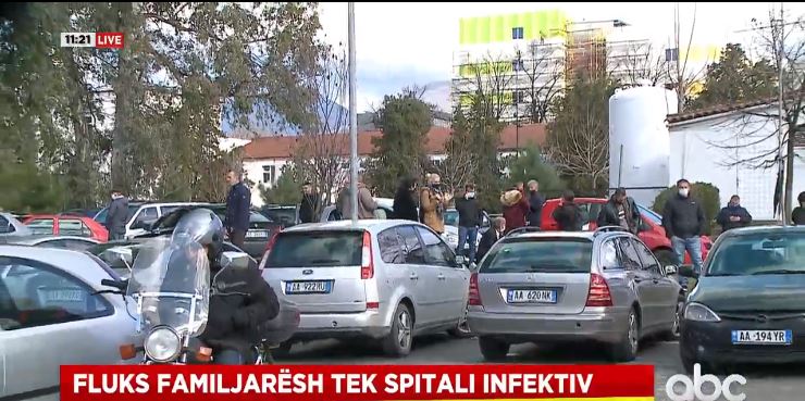 Kaos me makinat tek Infektivi: Familjarët e të sëmurëve mbushin sheshin
