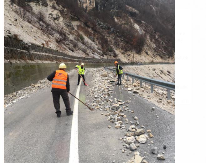 Reshjet e shiut, rënie gurësh në aksin Tropojë-Valbonë