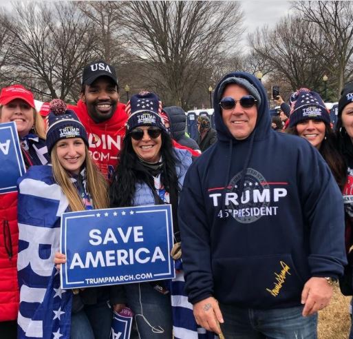 FOTO/ “Me shqiponjën në gjoks”, shqiptari që udhëhoqi protestën pro Trump