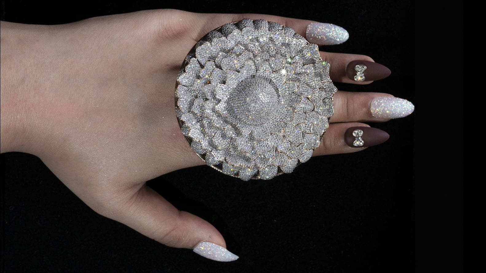 Rekord botëror: Argjendari indian krijon unazën e rrallë me 12.638 diamante