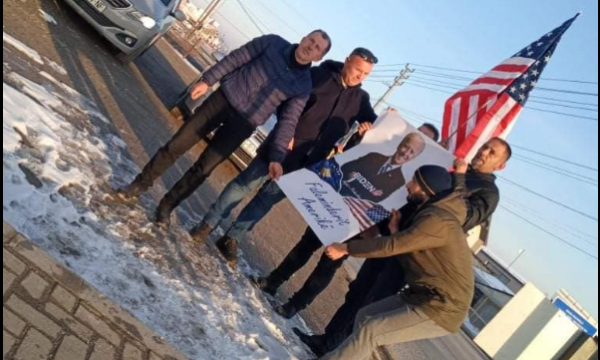 Mbi 100 flamuj e postera rrugës, fshati kosovar bëhet gati për inaugurimin e Bidenit
