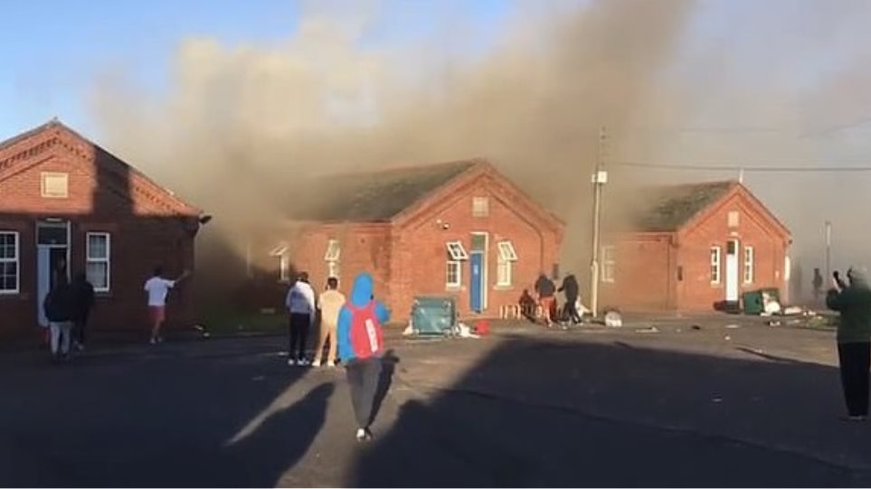 Zjarr i madh në një kazermë ku strehohen azilkërkuesit në Angli